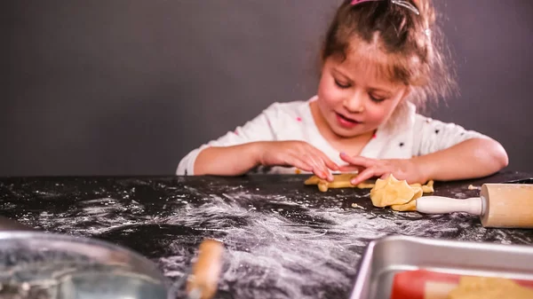 Kleines Mädchen Backt Zuckerschädel Plätzchen Für Dia Los Muertos Urlaub — Stockfoto