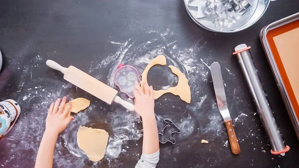 Acostado Niña Horneando Galletas Cráneo Azúcar Para Dia Los Muertos —  Fotos de Stock