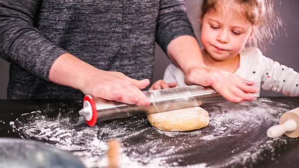 Mutter Und Tochter Backen Zuckerschädel Plätzchen Für Den Urlaub — Stockfoto