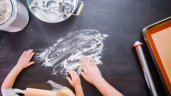 Deitado Mãe Filha Assar Biscoitos Crânio Açúcar Para Dia Los — Fotografia de Stock