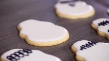 Adım adım. Farklı renk royal Icing ile şeker kafatası çerezleri dekorasyon