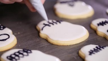 Adım adım. Farklı renk royal Icing ile şeker kafatası çerezleri dekorasyon