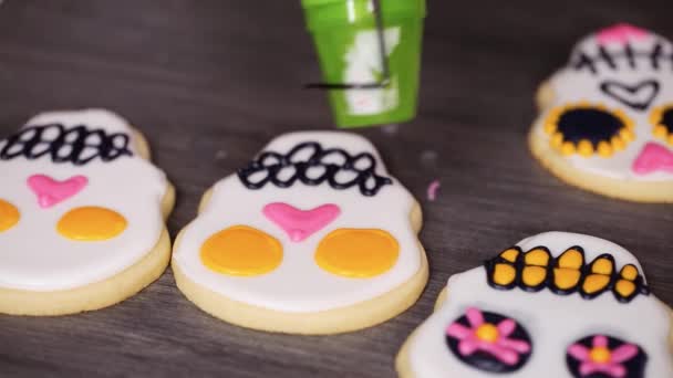 Stap Voor Stap Koninklijk Suikerglazuur Suiker Schedel Cookies Met Kleine — Stockvideo