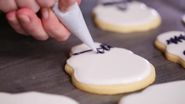 Schritt Für Schritt Dekorieren Von Zuckerschädel Plätzchen Mit Verschiedenfarbigem Zuckerguss — Stockvideo