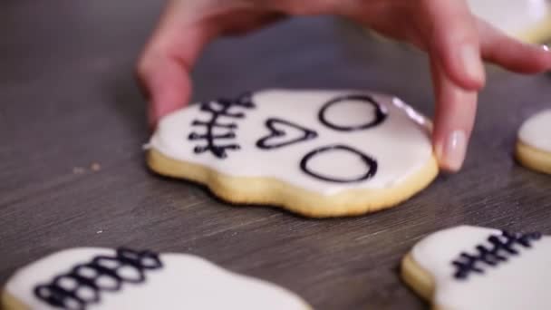 Lépésről Lépésre Díszítő Cukor Koponya Cookie Különböző Színű Királyi Jegesedés — Stock videók