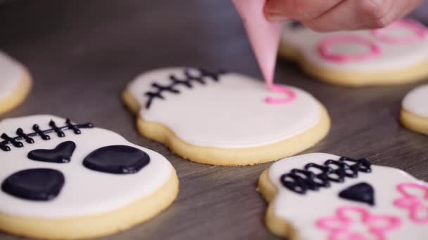 Stap Voor Stap Versieren Van Suiker Schedel Cookies Met Verschillende — Stockvideo