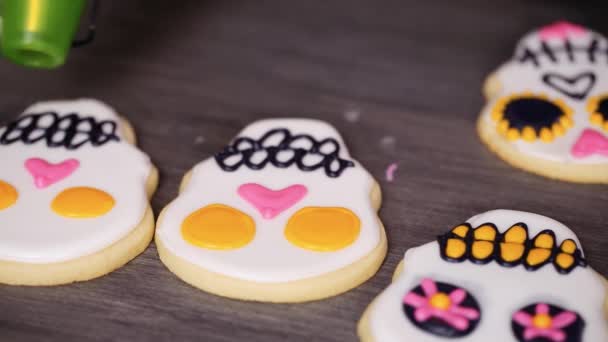 Stap Voor Stap Versieren Van Suiker Schedel Cookies Met Verschillende — Stockvideo