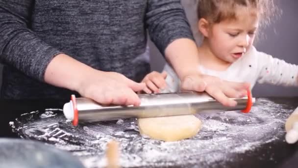 Мати Дочка Готують Тісто Святкового Печива — стокове відео