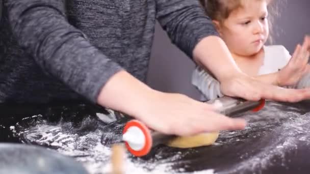 Mor Och Dotter Förbereder Degen För Holiday Cookies — Stockvideo