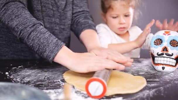 Madre Hija Horneando Galletas Calavera Azúcar Para Dia Los Muertos — Vídeos de Stock