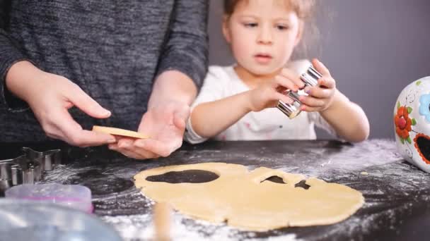 Mutter Und Tochter Schneiden Zuckerschädel Aus Teig Für Den Urlaub — Stockvideo