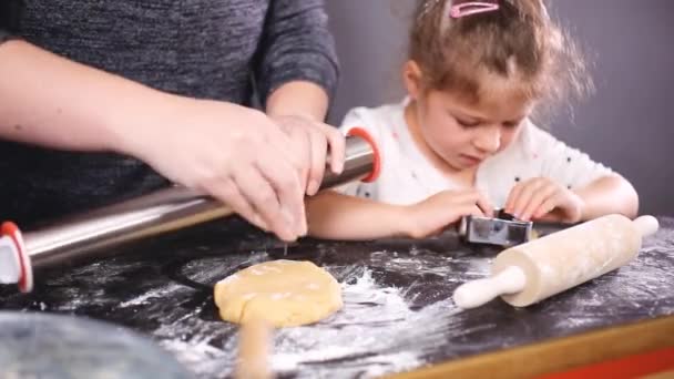 Μητέρα Και Κόρη Προετοιμασία Ζύμης Για Μπισκότα Διακοπών — Αρχείο Βίντεο