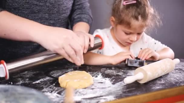 Mutter Und Tochter Bereiten Teig Für Weihnachtsplätzchen Vor — Stockvideo