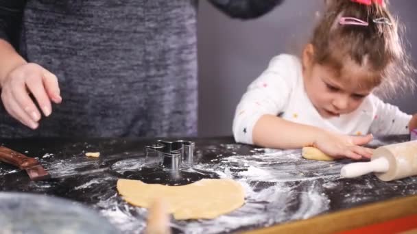 Mãe Filha Cortando Crânio Açúcar Massa Para Dia Los Muertos — Vídeo de Stock