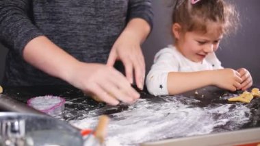 Anne ve kızı için tatil kurabiye hamuru haddeleme.