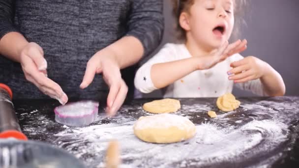 Madre Figlia Che Preparano Pasta Biscotti Delle Vacanze — Video Stock