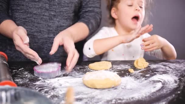 Madre Hija Preparando Masa Para Las Galletas Vacaciones — Vídeos de Stock