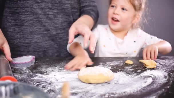 Madre Hija Preparando Masa Para Las Galletas Vacaciones — Vídeos de Stock