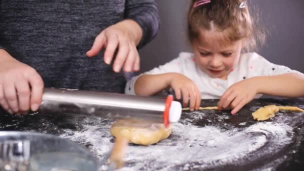 Mutter Und Tochter Bereiten Teig Für Weihnachtsplätzchen Vor — Stockvideo