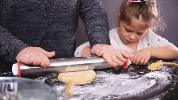 Moeder Dochter Voorbereiding Van Deeg Voor Vakantie Cookies — Stockvideo