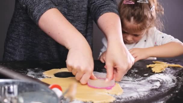 Mãe Filha Cortando Crânio Açúcar Massa Para Dia Los Muertos — Vídeo de Stock