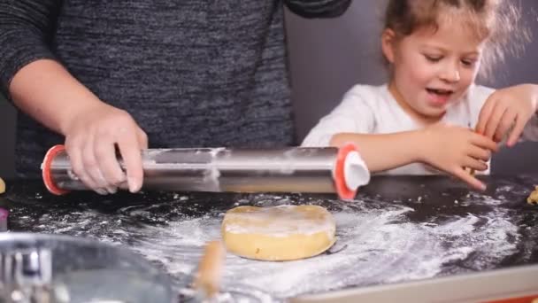 母と娘の休日のクッキーの生地を圧延 — ストック動画