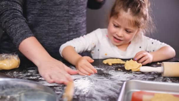 Matka Dcera Kolejových Těsto Pro Prázdninové Cookies — Stock video