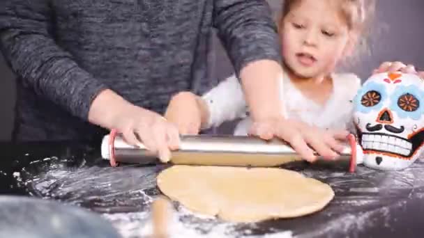 Timelapse Mãe Filha Assar Biscoitos Crânio Açúcar Para Feriado Dia — Vídeo de Stock