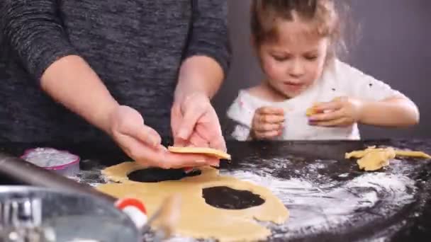 Timelapse Mãe Filha Assar Biscoitos Crânio Açúcar Para Feriado Dia — Vídeo de Stock
