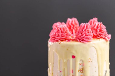 Pembe ve beyaz buttercream krem kek pembe sprinkles ve beyaz çikolata ganache damla.