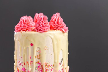 Pembe ve beyaz buttercream krem kek pembe sprinkles ve beyaz çikolata ganache damla.