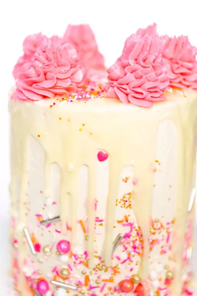 Pastel Crema Mantequilla Rosa Blanca Con Chispas Rosas Goteo Ganache — Foto de Stock