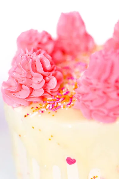 Detail Růžové Bílé Buttercream Krém Dort Sypání Růžové Bílé Čokolády — Stock fotografie