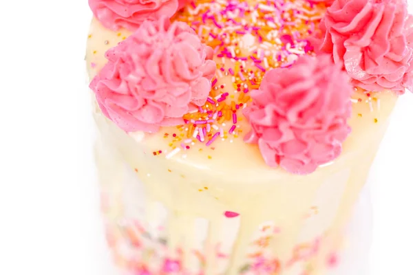 Yksityiskohta Vaaleanpunainen Valkoinen Buttercream Kerma Kakku Vaaleanpunainen Sprinkles Valkoinen Suklaa — kuvapankkivalokuva
