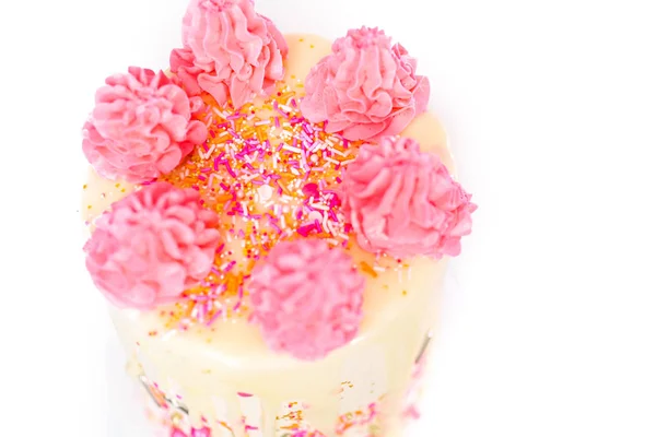 Rosa Och Vita Buttercream Grädde Tårta Med Rosa Strössel Och — Stockfoto