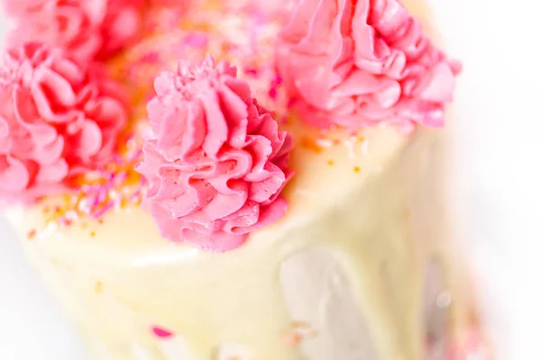 Dettaglio Torta Crema Burro Rosa Bianca Con Spruzzi Rosa Gocce — Foto Stock