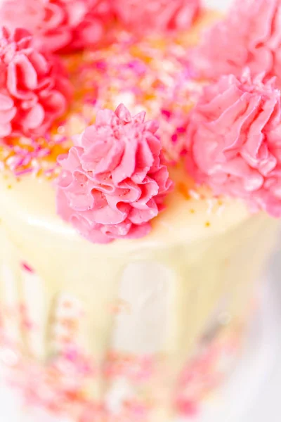 Detalle Pastel Crema Mantequilla Rosa Blanca Con Espolvoreos Rosas Goteo —  Fotos de Stock