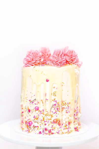 Pastel Crema Mantequilla Rosa Blanca Con Chispas Rosas Goteo Ganache —  Fotos de Stock