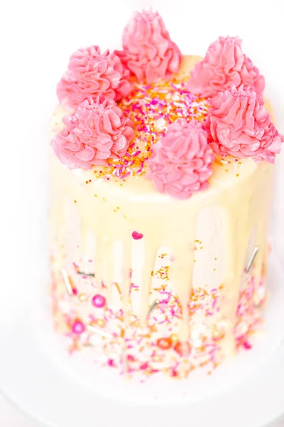 Torta Crema Burro Rosa Bianco Con Spruzzi Rosa Gocce Ganache — Foto Stock