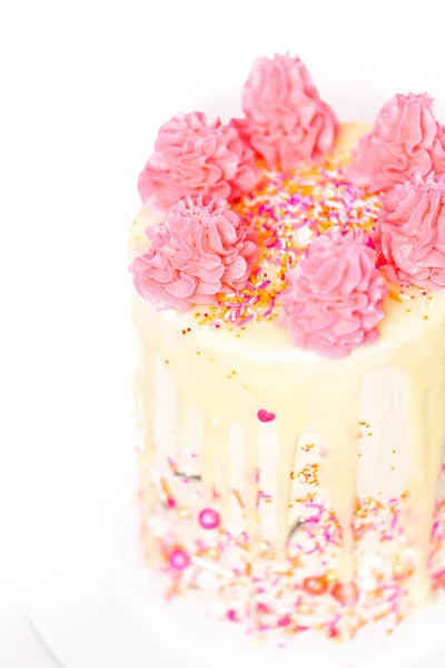 Pastel Crema Mantequilla Rosa Blanca Con Chispas Rosas Goteo Ganache — Foto de Stock