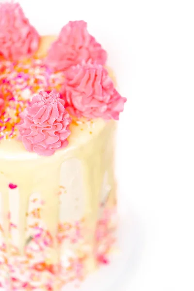 粉红色和白色奶油奶油蛋糕与粉红色的洒和白巧克力甘纳许滴 — 图库照片