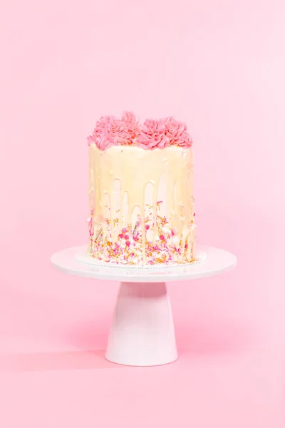 Rosa Und Weiße Buttercreme Sahnetorte Mit Rosa Streusel Und Weißer — Stockfoto