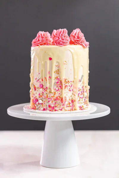 ピンク振りかけるとホワイト チョコレートのガナッシュ点滴クリーム ピンクと白のバター クリーム ケーキ — ストック写真