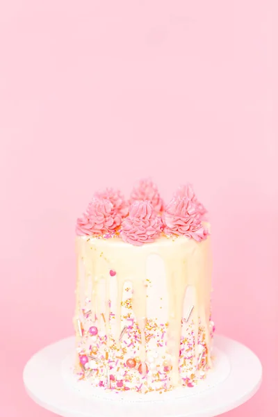 Pembe Beyaz Buttercream Krem Kek Pembe Sprinkles Beyaz Çikolata Ganache — Stok fotoğraf