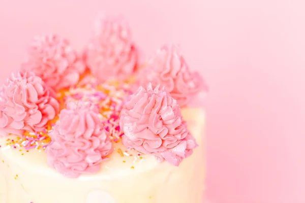 Деталь Розового Белого Сливочного Пирога Розовыми Брызгами Каплями Белого Шоколада — стоковое фото