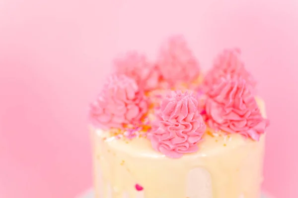 Деталь Розового Белого Сливочного Пирога Розовыми Брызгами Каплями Белого Шоколада — стоковое фото