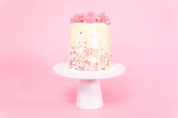 粉红色和白色奶油奶油蛋糕与粉红色的洒和白巧克力甘纳许滴 — 图库照片