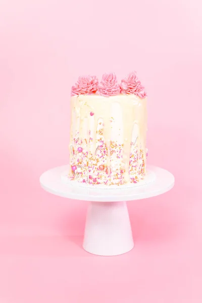Pink White Buttercream Cream Cake Pink Sprinkles White Chocolate Ganache — Stock Photo, Image