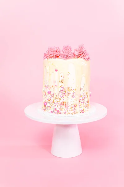 Pastel Crema Mantequilla Rosa Blanca Con Chispas Rosas Goteo Ganache — Foto de Stock