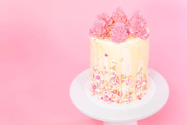 ピンク振りかけるとホワイト チョコレートのガナッシュ点滴クリーム ピンクと白のバター クリーム ケーキ — ストック写真